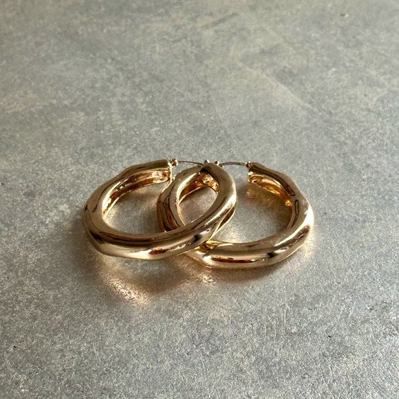 New without Tags Robert Lee Morris Gold Sculpted Hoop Earings - Picture 7 of 7